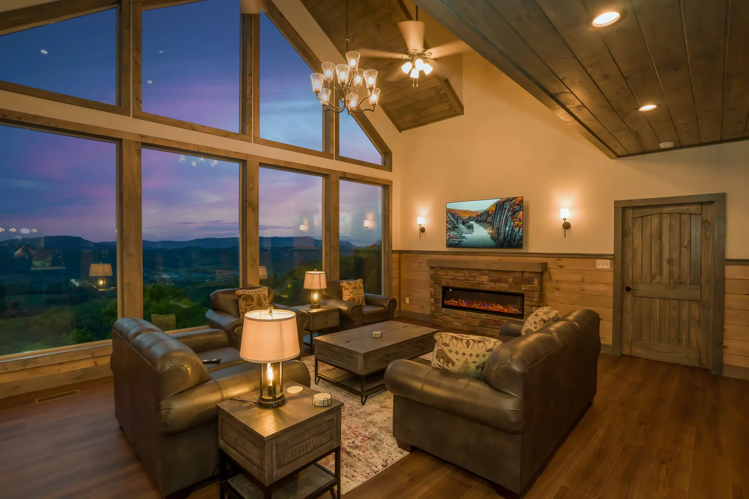 Photo inspiration: Luxury Vacation Rentals With Scenic Mountain View Reference: Cliffside Scenic Splendor In Sevierville