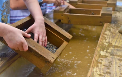 kids gem mining at attraction